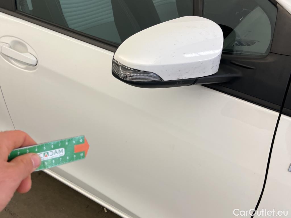  Toyota  Yaris TOYOTA  / 2017 / 5P / berlina con portón 1.5 100H Active #4