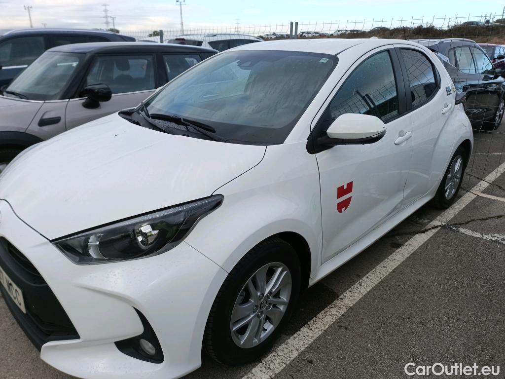  Toyota  Yaris TOYOTA  / 2020 / 5P / berlina con portón 1.5 120H Business Plus #4