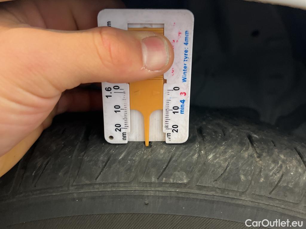  Toyota  Yaris TOYOTA  / 2017 / 5P / berlina con portón 1.5 100H Active #10