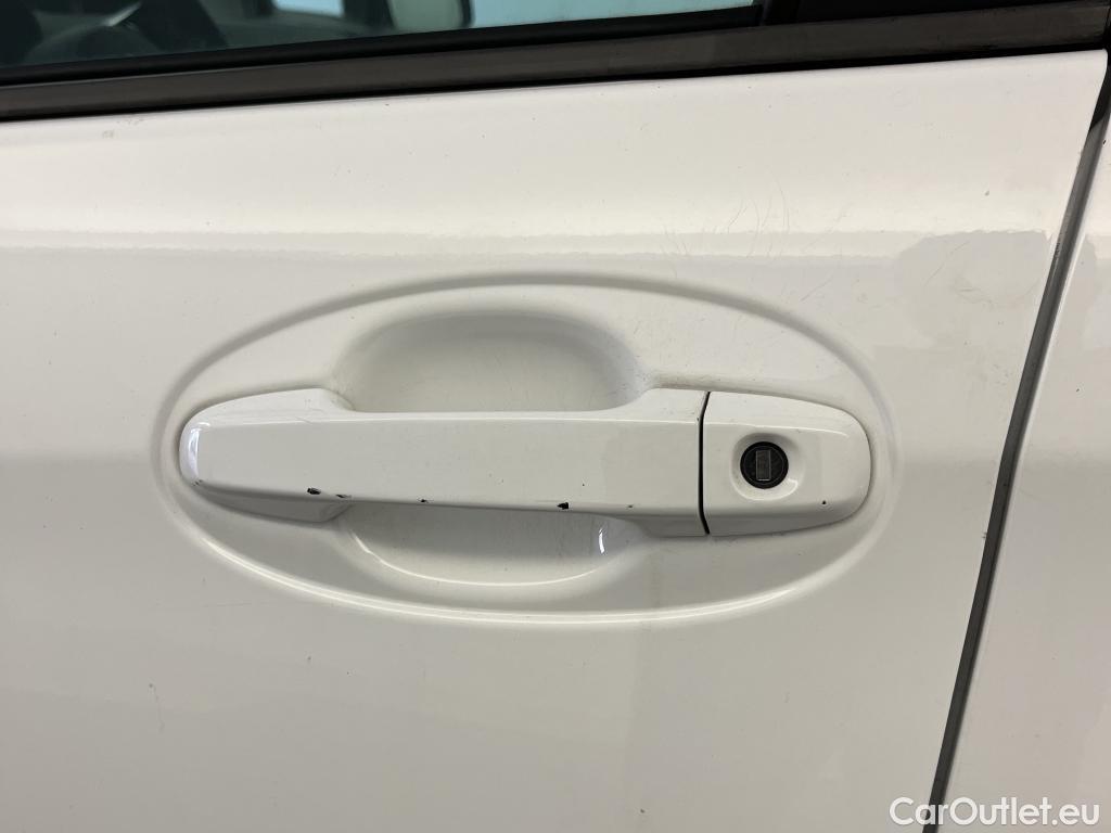  Toyota  Yaris TOYOTA  / 2017 / 5P / berlina con portón 1.5 100H Active #17