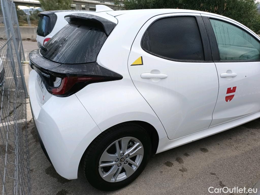  Toyota  Yaris TOYOTA  / 2020 / 5P / berlina con portón 1.5 120H Business Plus #3