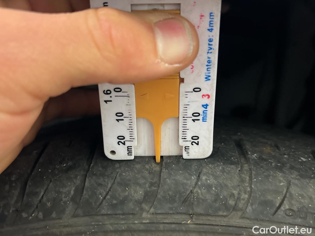  Toyota  Yaris TOYOTA  / 2017 / 5P / berlina con portón 1.5 100H Active #6