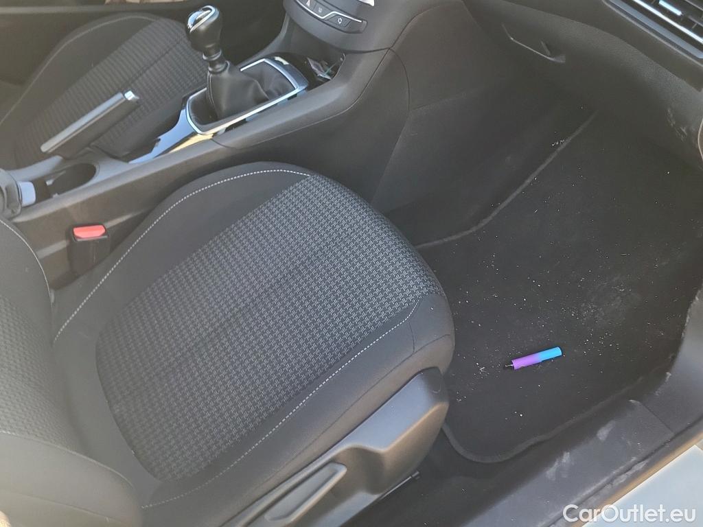  Peugeot  308 PEUGEOT  / 2017 / 5P / familiar SW Active Pack BlueHDi 130 S&S (AC2) #19