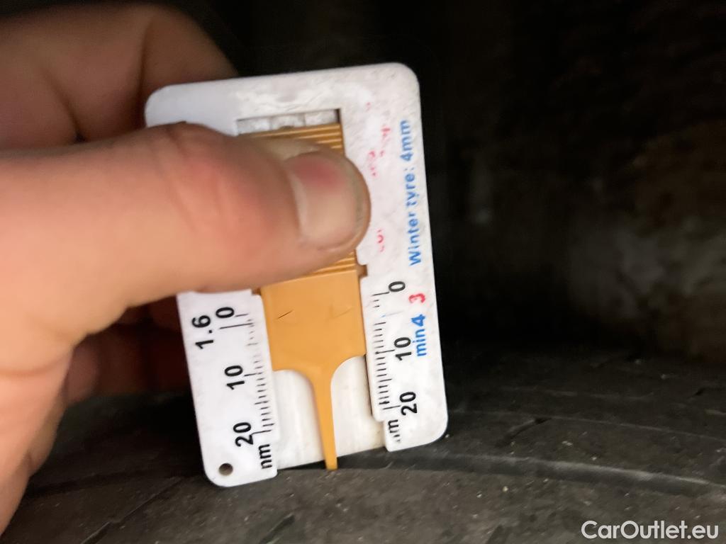  Toyota  Yaris TOYOTA  / 2017 / 5P / berlina con portón 1.5 100H Active #12