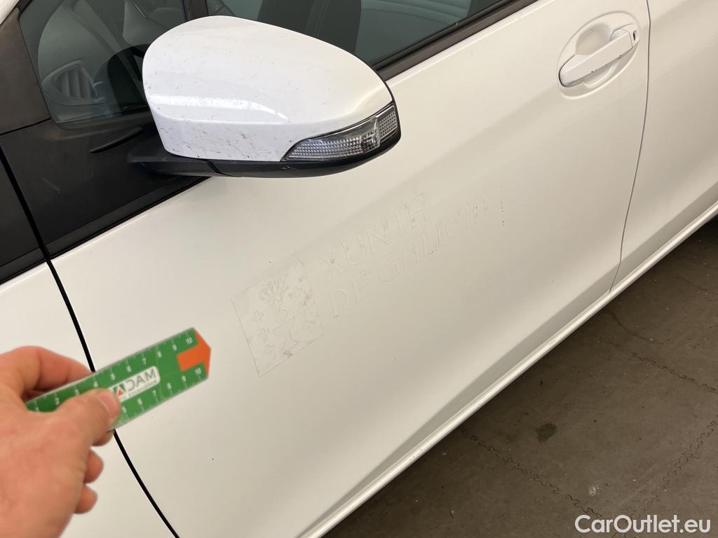  Toyota  Yaris TOYOTA  / 2017 / 5P / berlina con portón 1.5 100H Active #3