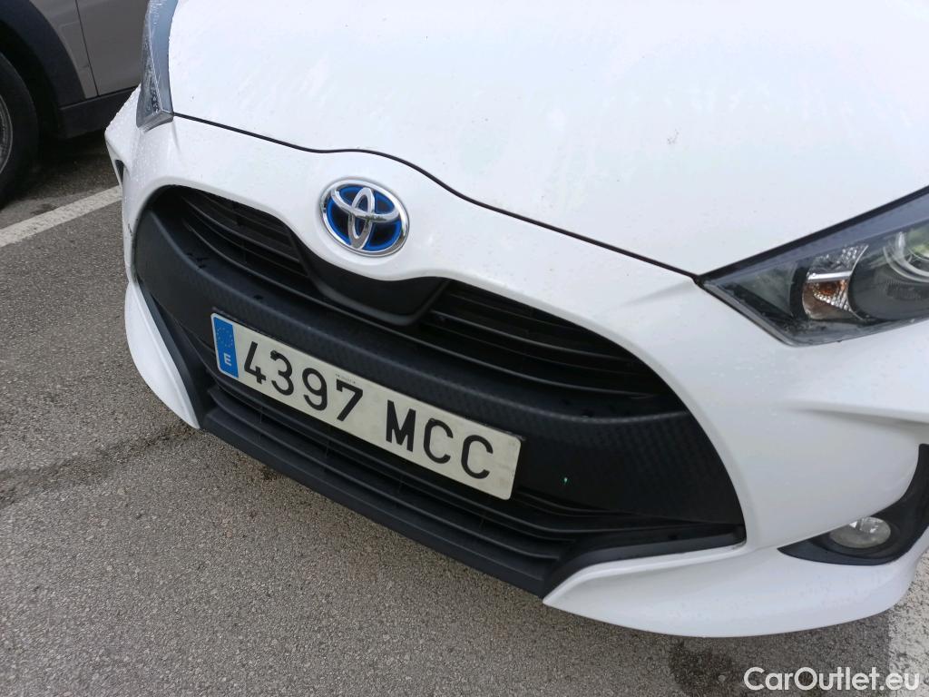  Toyota  Yaris TOYOTA  / 2020 / 5P / berlina con portón 1.5 120H Business Plus #16