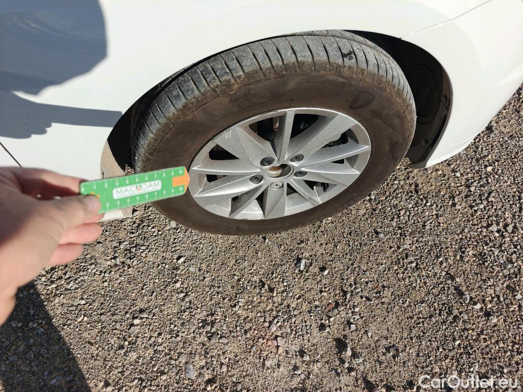  Volkswagen  Golf  VOLKSWAGEN / 2016 / 5P / berlina con portón Ready2Go 1.6 TDI 85kW (115CV) #3