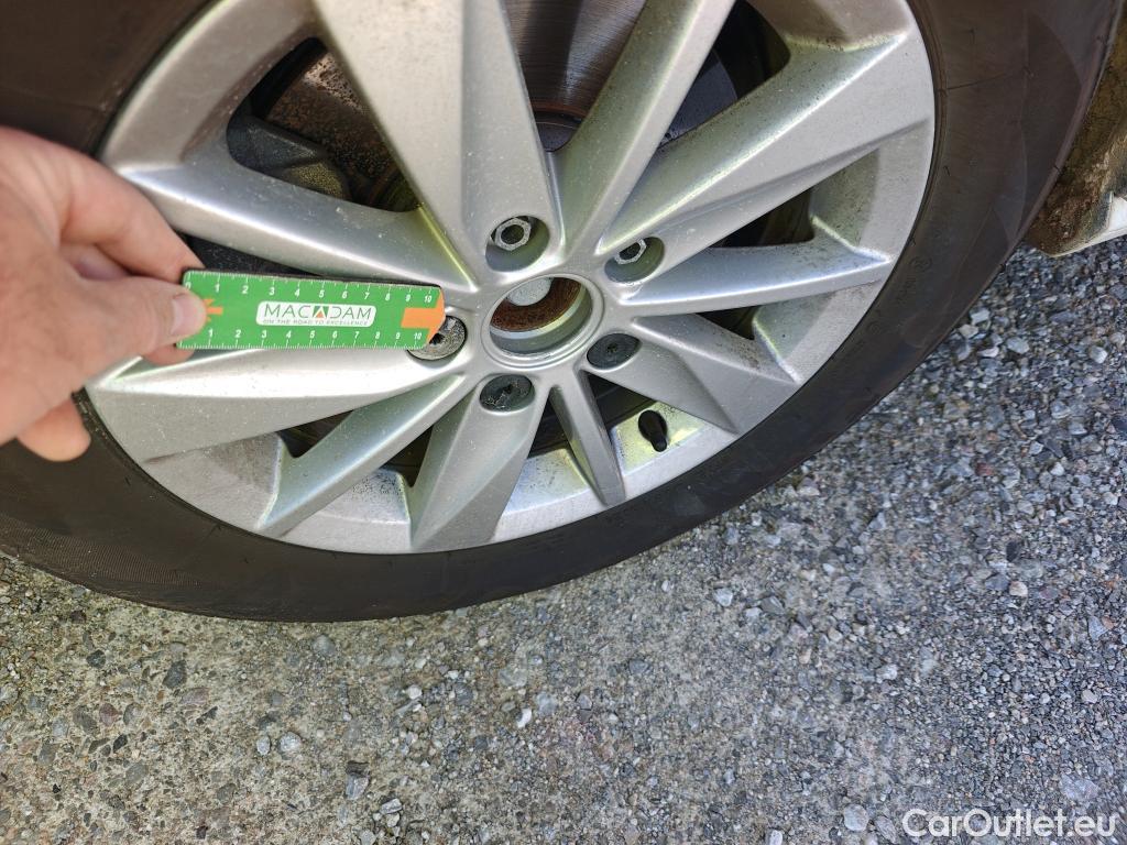  Volkswagen  Golf  VOLKSWAGEN / 2016 / 5P / berlina con portón Ready2Go 1.6 TDI 85kW (115CV) #6