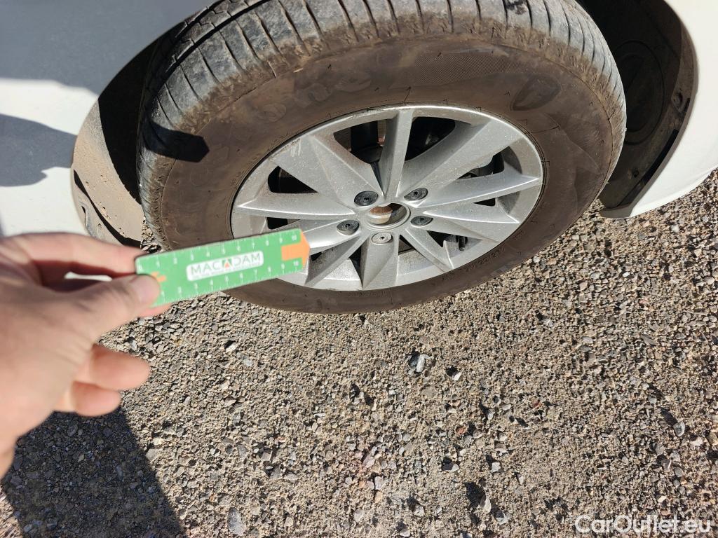  Volkswagen  Golf  VOLKSWAGEN / 2016 / 5P / berlina con portón Ready2Go 1.6 TDI 85kW (115CV) #11