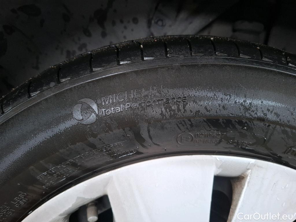  Bmw  Serie 1 BMW Série 1 / 2019 / 5P / Berline 1.5 116D #11