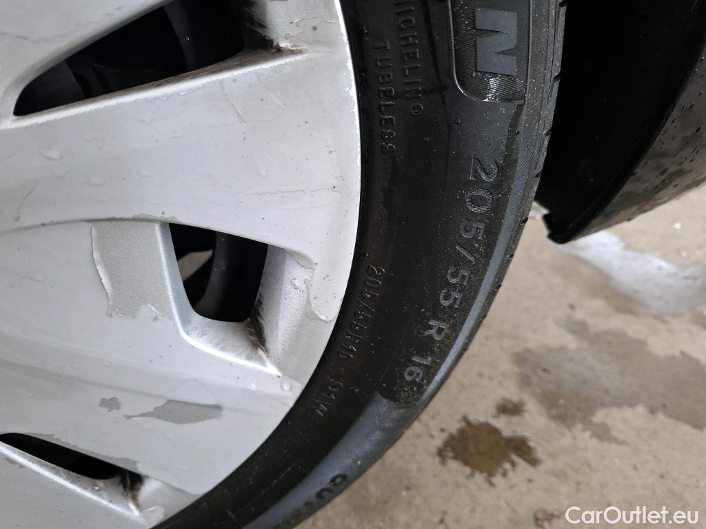  Bmw  Serie 1 BMW Série 1 / 2019 / 5P / Berline 1.5 116D #12