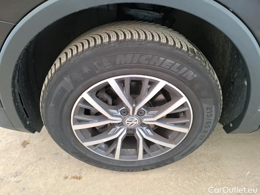  Volkswagen  Tiguan VOLKSWAGEN  Allspace / 2017 / 5P / SUV 2.0 TDI 150 DSG7 Confortline Business #25