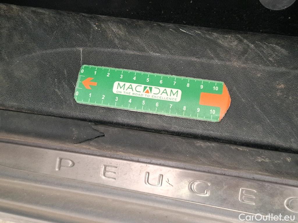  Peugeot  208  Signature 1.2 PureTech 80CV BVM5 E6dT #13