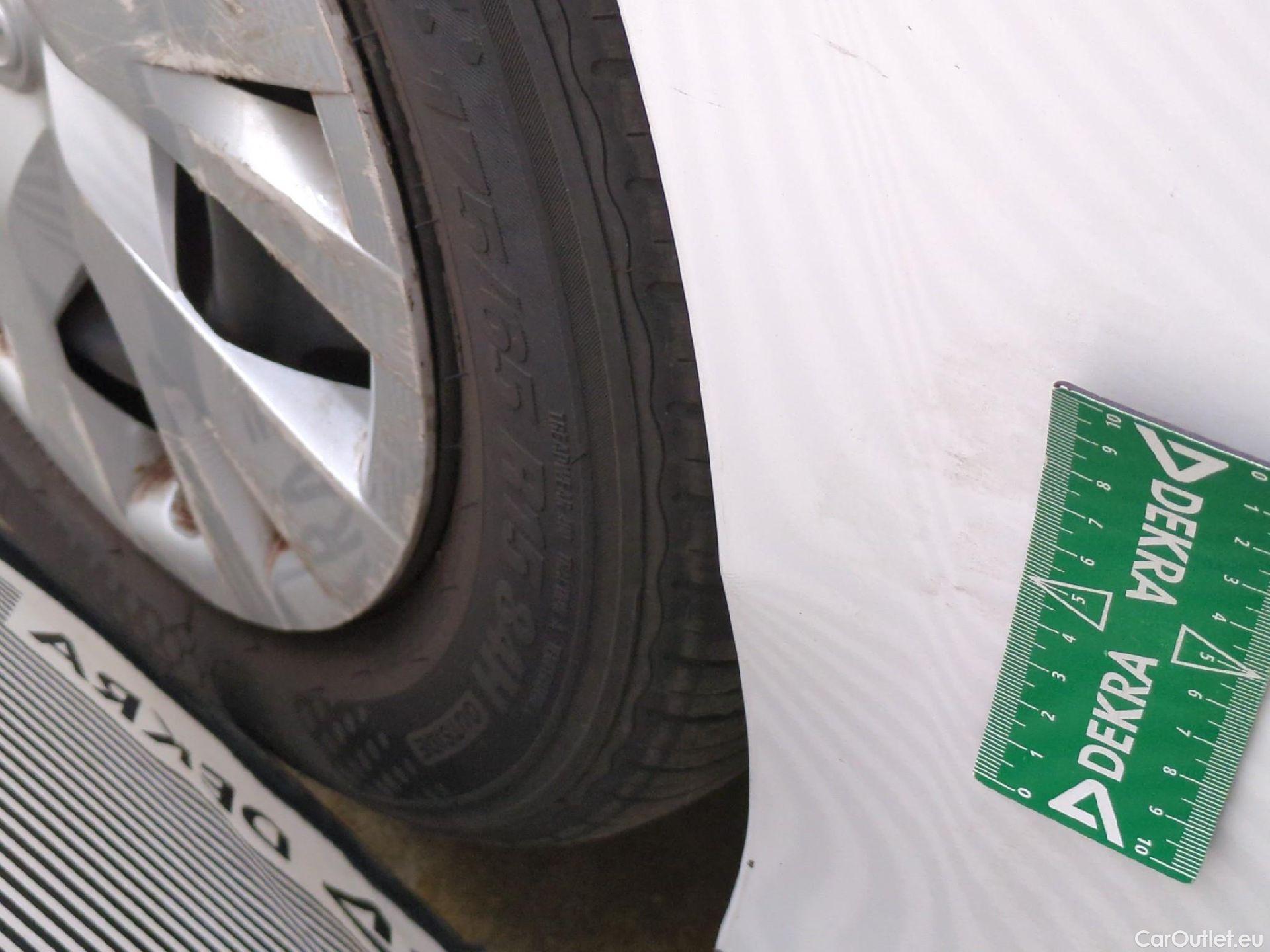  Toyota  Yaris TOYOTA  Hybride 5p Berline 1.5 VVT-I HYBRID France Business #7