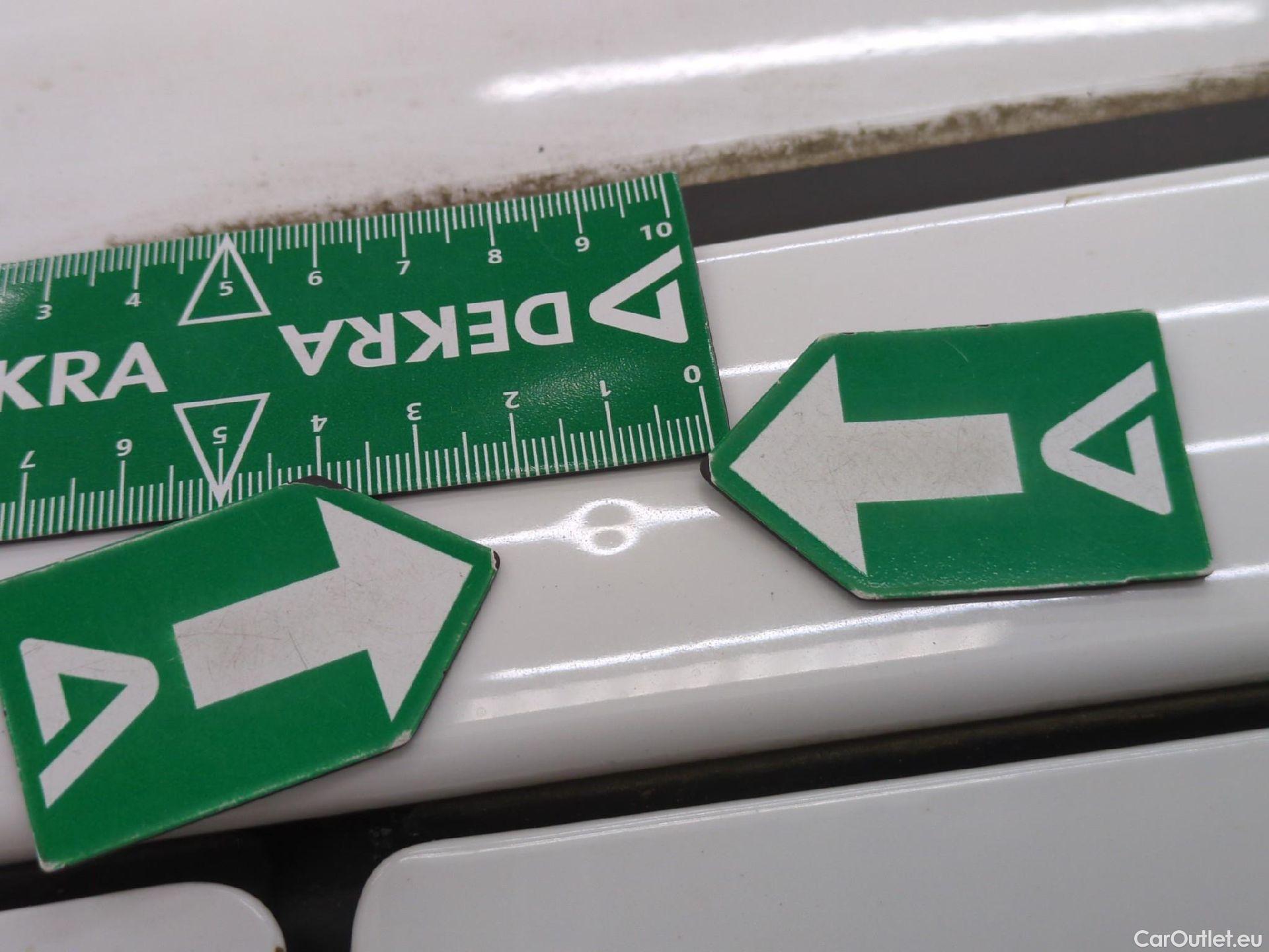  Toyota  Yaris TOYOTA  Hybride 5p Berline 1.5 VVT-I HYBRID France Business #25