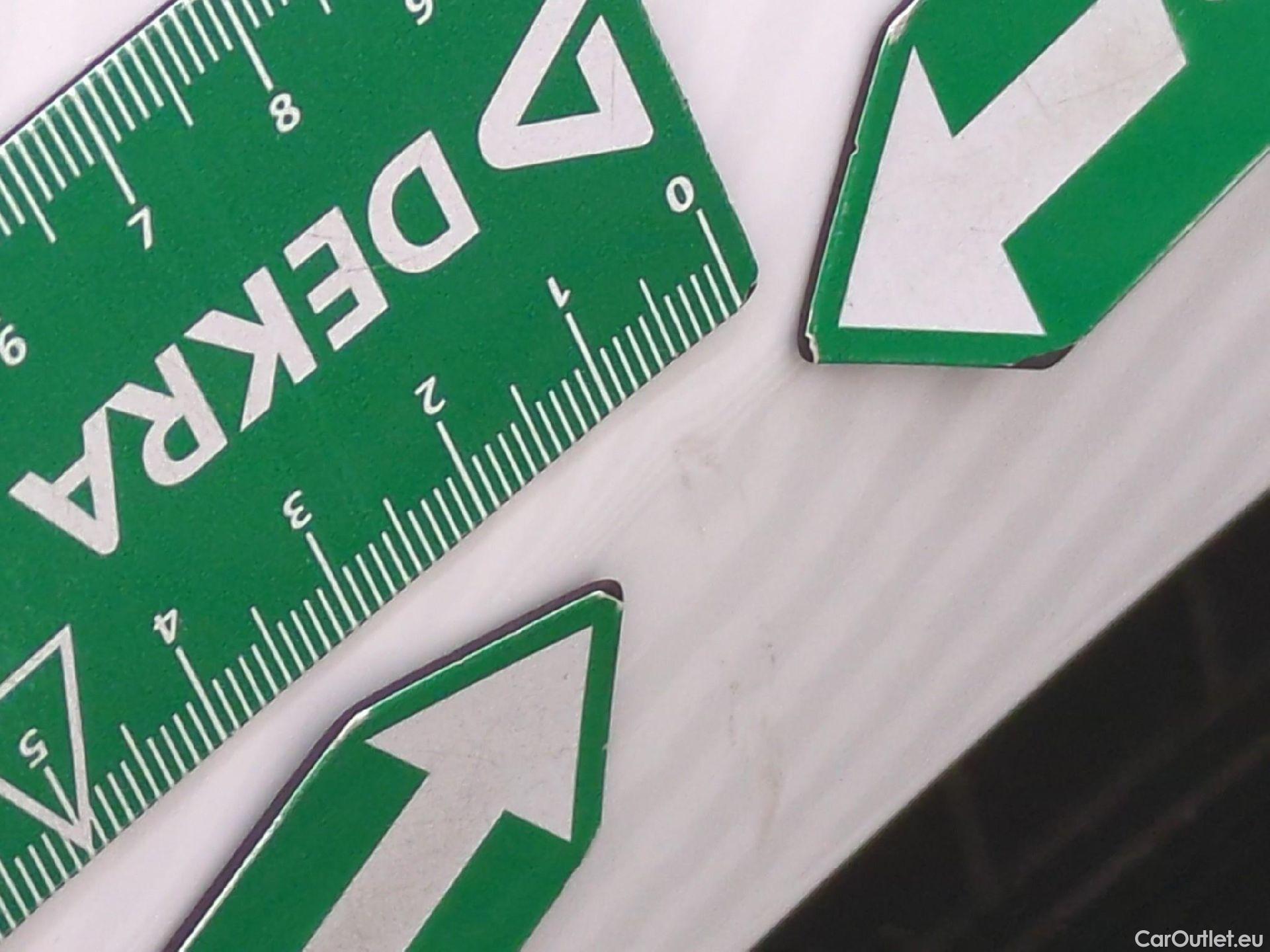  Toyota  Yaris TOYOTA  Hybride 5p Berline 1.5 VVT-I HYBRID France Business #4