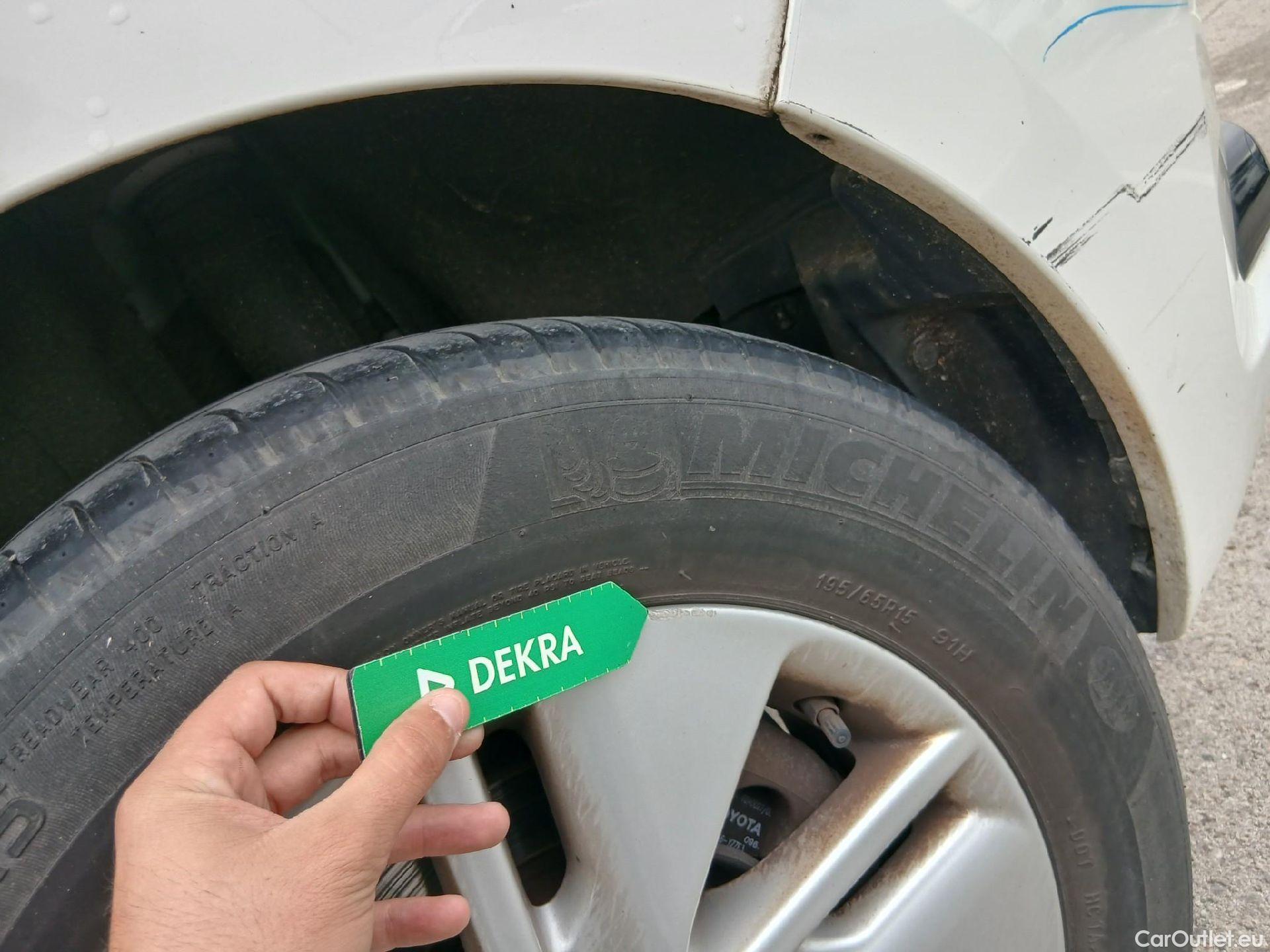  Toyota  Auris TOYOTA  / 2015 / 5P / berlina con portón 1.8 140H Hybrid Business #39