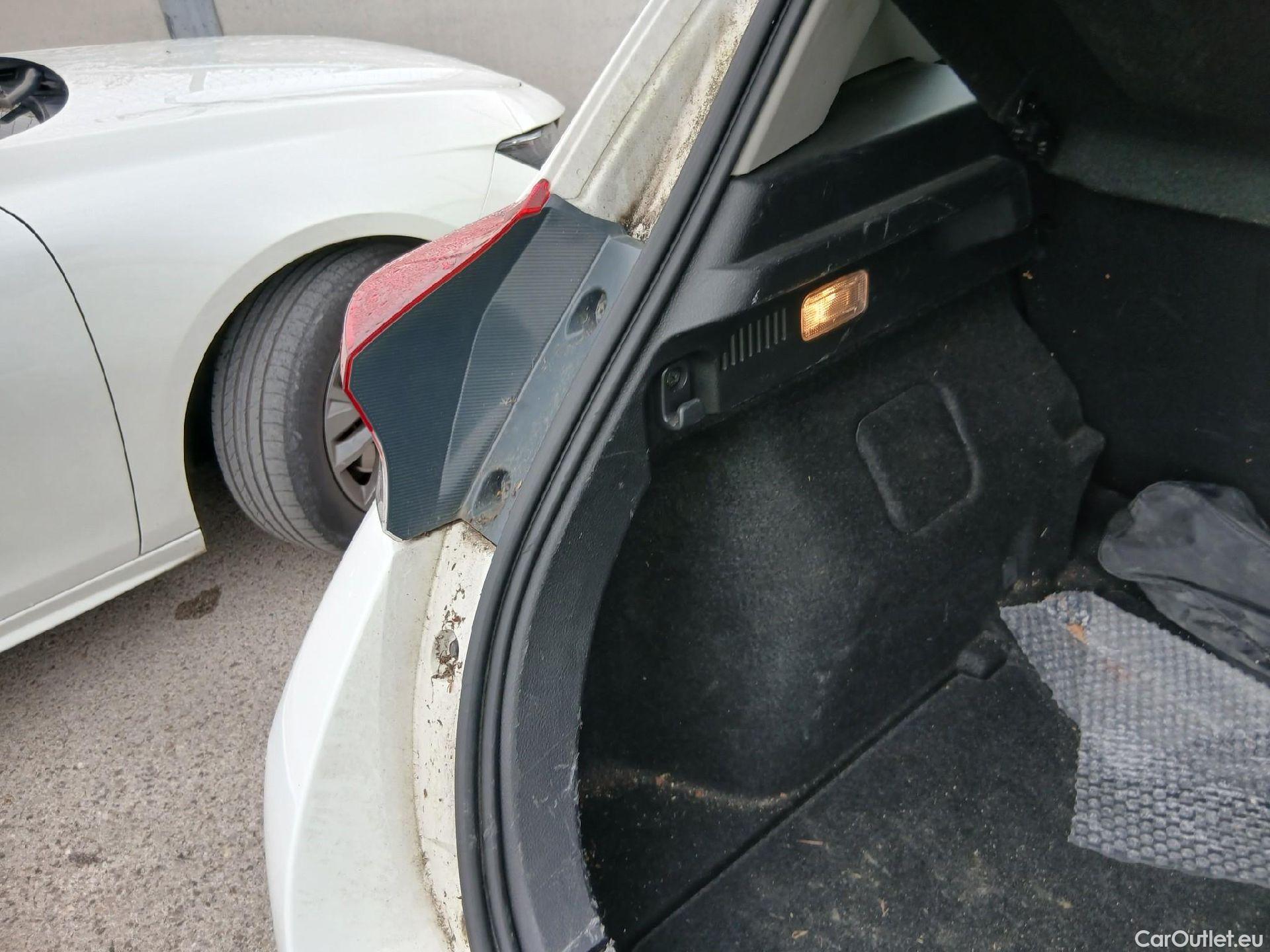  Toyota  Auris TOYOTA  / 2015 / 5P / berlina con portón 1.8 140H Hybrid Business #29