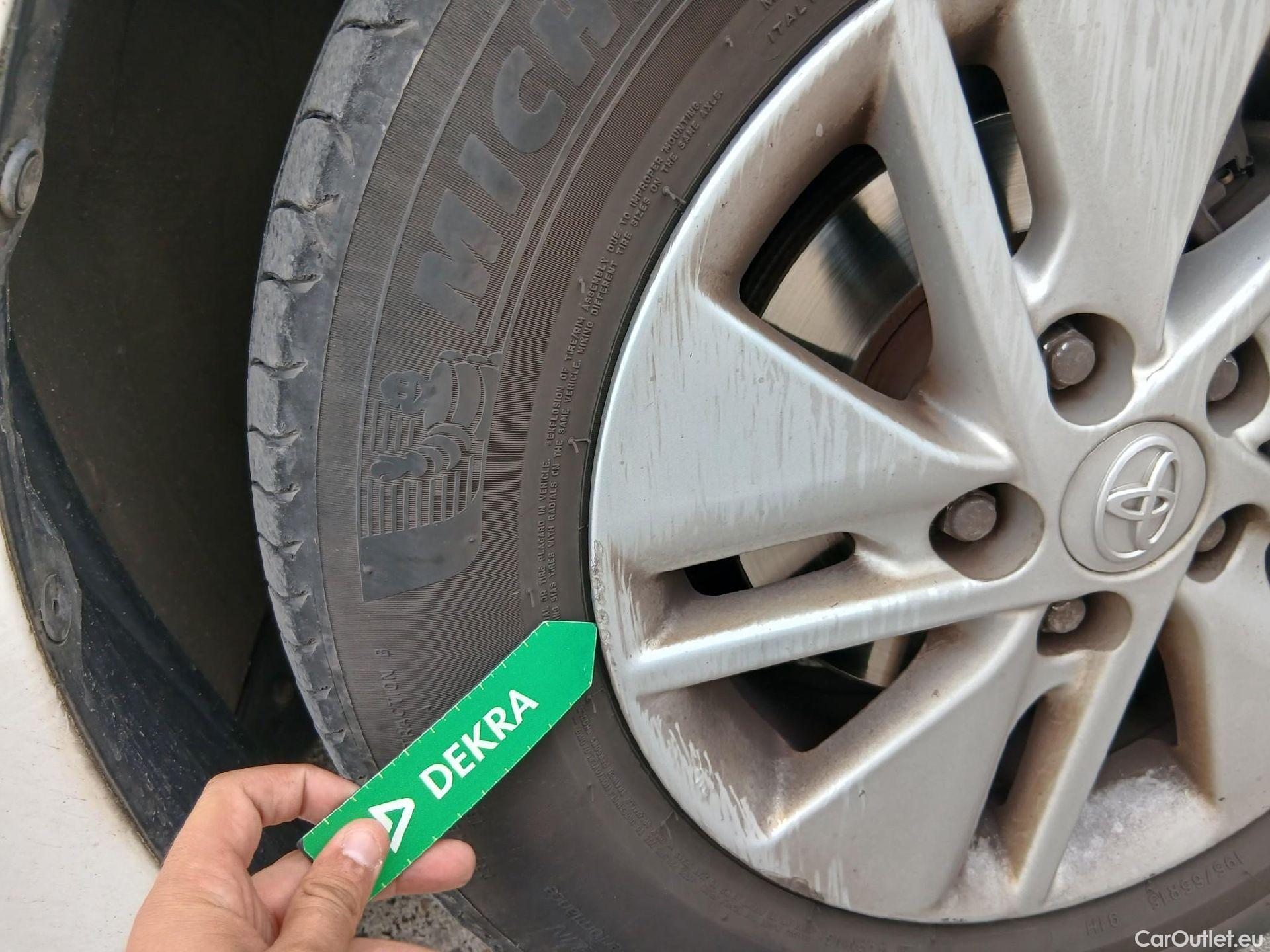  Toyota  Auris TOYOTA  / 2015 / 5P / berlina con portón 1.8 140H Hybrid Business #36