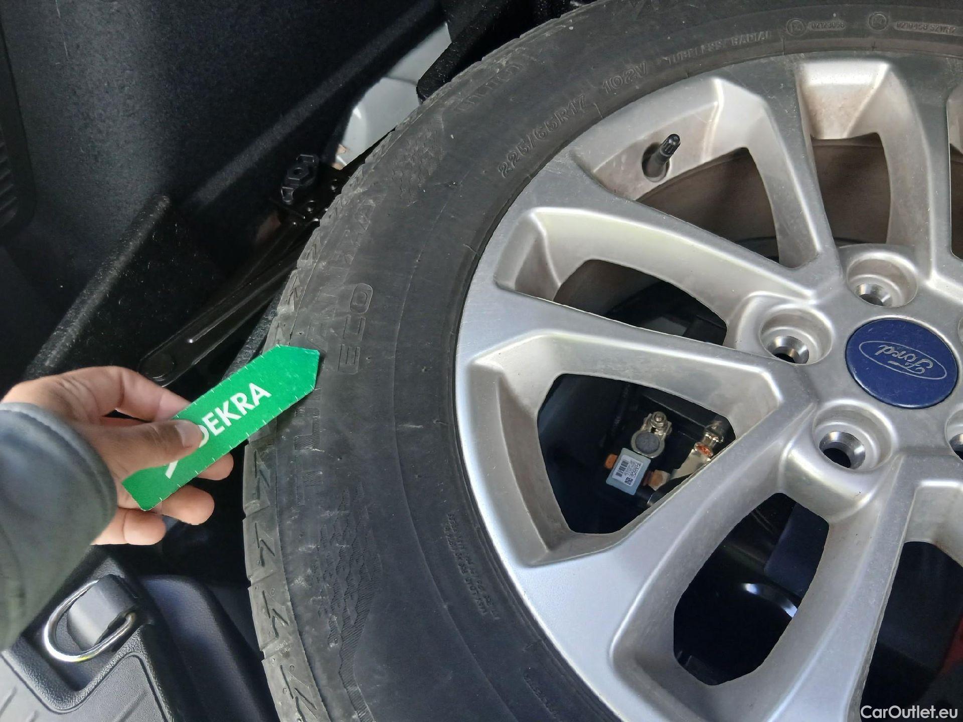  Ford  Kuga FORD  / 2019 / 5P / todoterreno Titanium 2.5 Duratec PHEV 165kW Auto #1