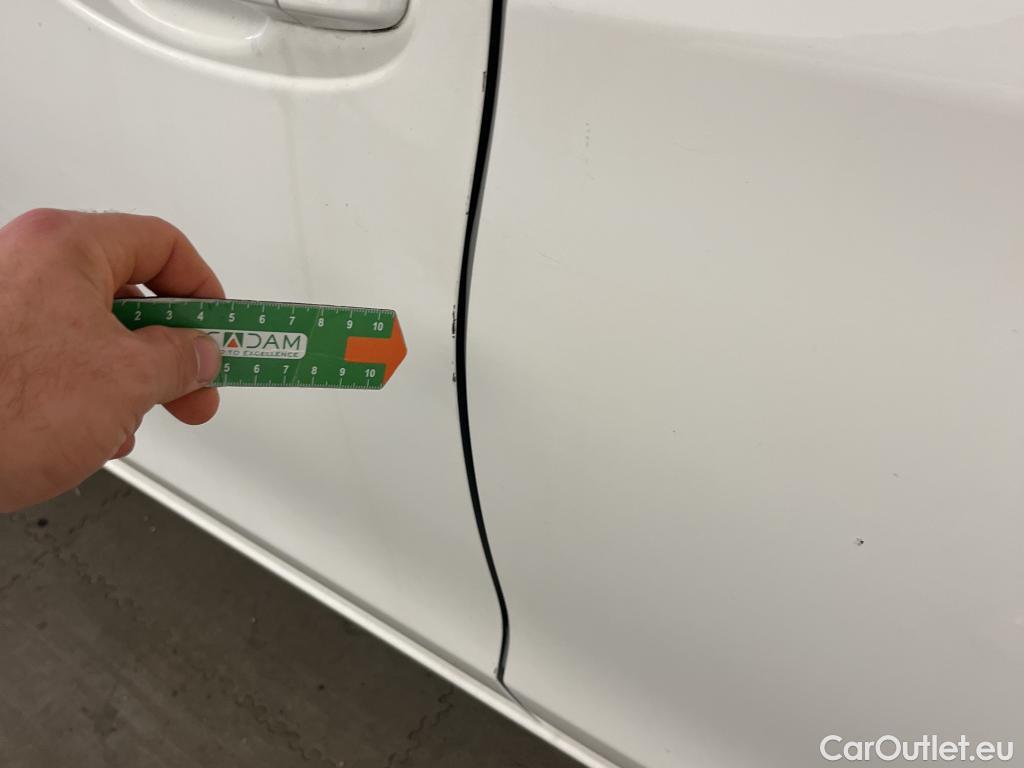  Toyota  Yaris TOYOTA  / 2017 / 5P / berlina con portón 1.5 100H Active #16