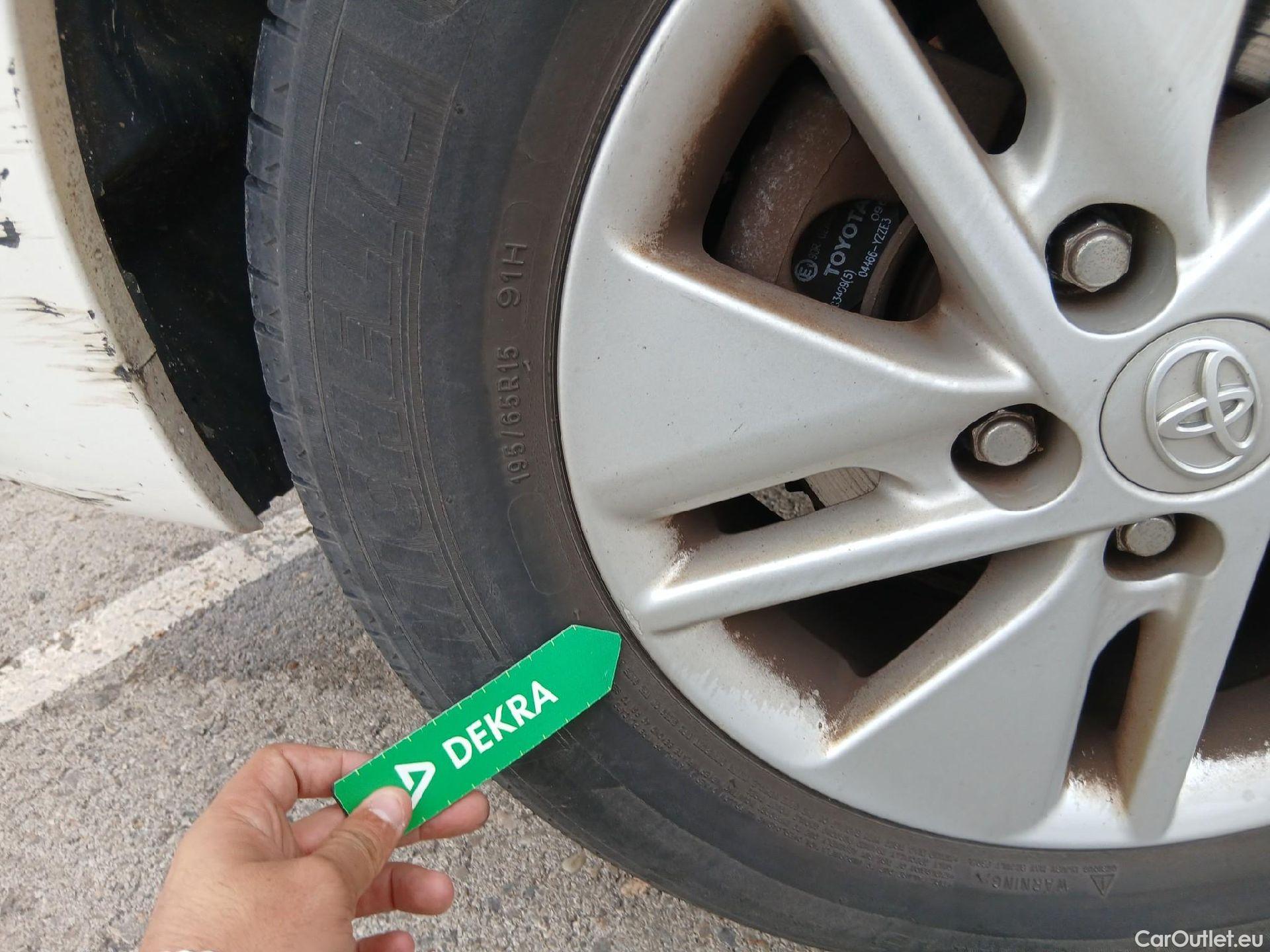  Toyota  Auris TOYOTA  / 2015 / 5P / berlina con portón 1.8 140H Hybrid Business #44