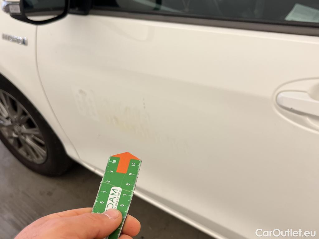  Toyota  Yaris TOYOTA  / 2017 / 5P / berlina con portón 1.5 100H Active #9