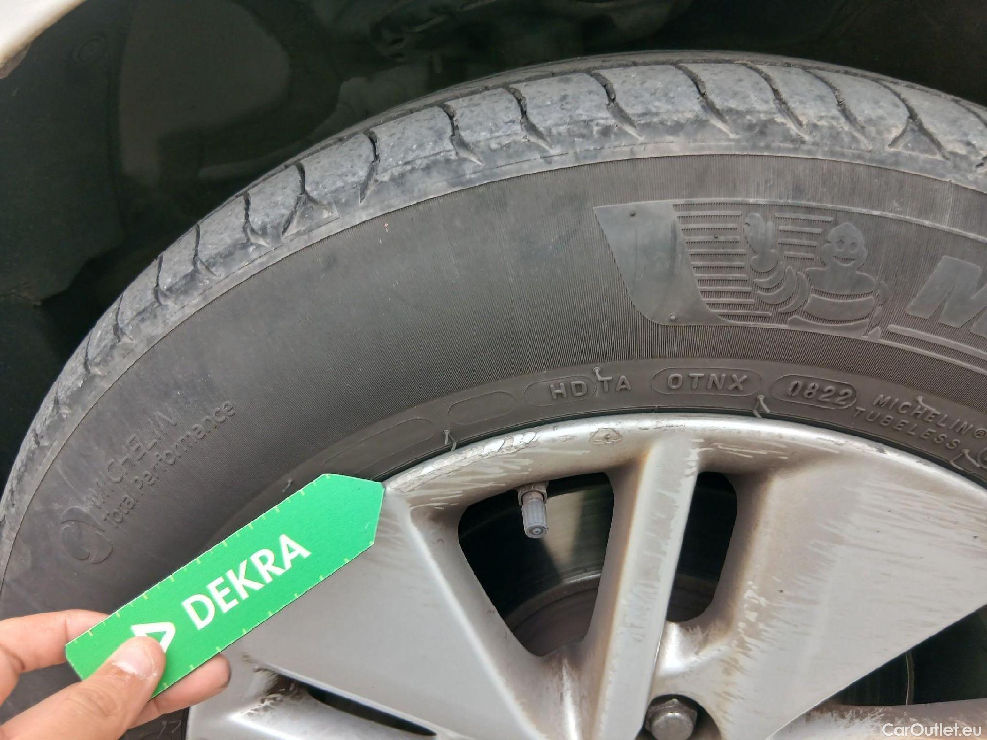  Toyota  Auris TOYOTA  / 2015 / 5P / berlina con portón 1.8 140H Hybrid Business #8