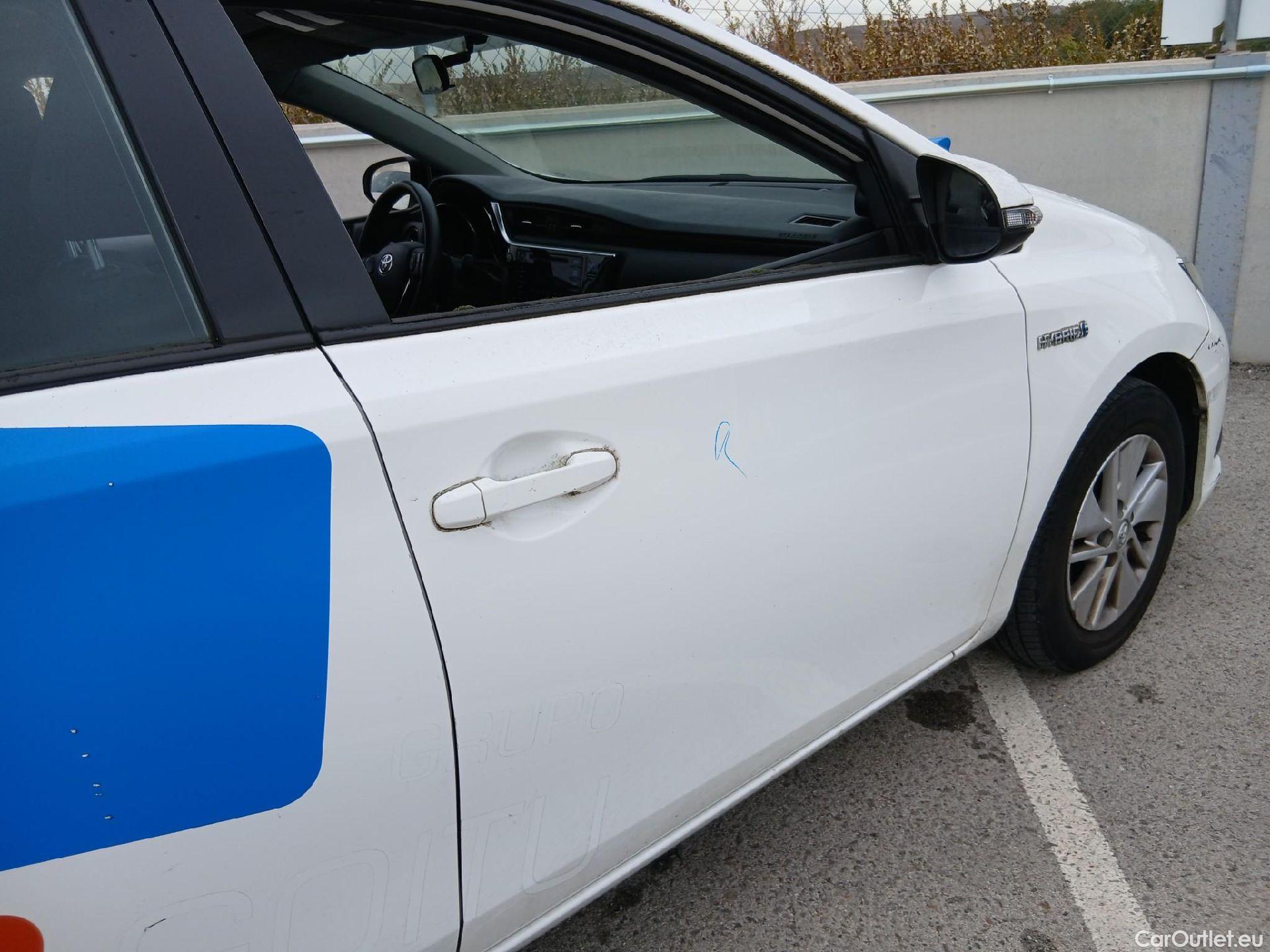  Toyota  Auris TOYOTA  / 2015 / 5P / berlina con portón 1.8 140H Hybrid Business #35