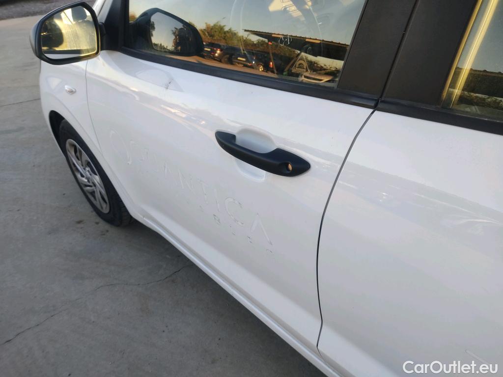  Hyundai  i10 HYUNDAI  / 2020 / 5P / berlina con portón 1.0 Essence #17