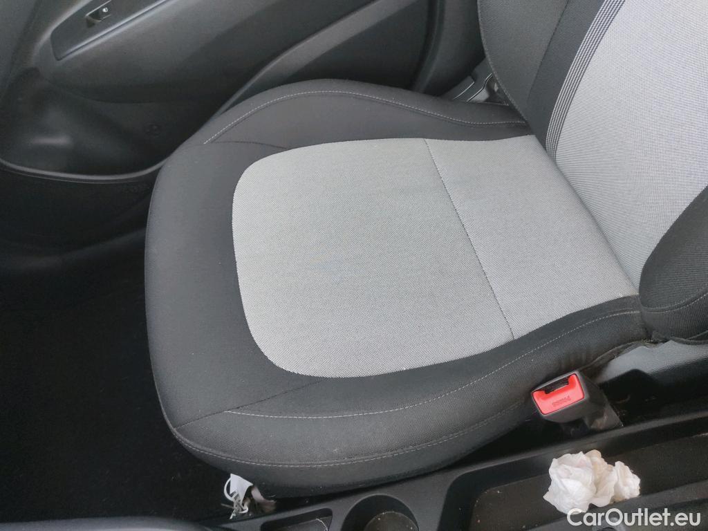  Hyundai  i10 HYUNDAI  / 2020 / 5P / berlina con portón 1.0 Essence #2