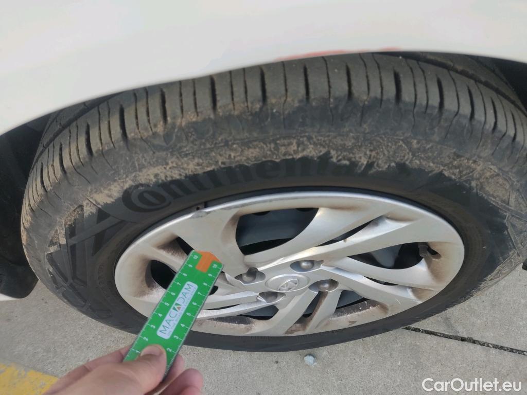  Hyundai  i10 HYUNDAI  / 2020 / 5P / berlina con portón 1.0 Essence #12