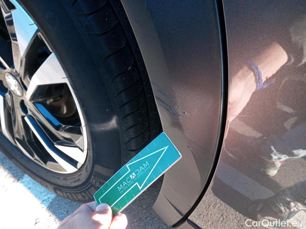  Peugeot  2008 PEUGEOT  / 2019 / 5P / todoterreno Allure Pack Puretech 130 S&S EAT8 (AC2) #39