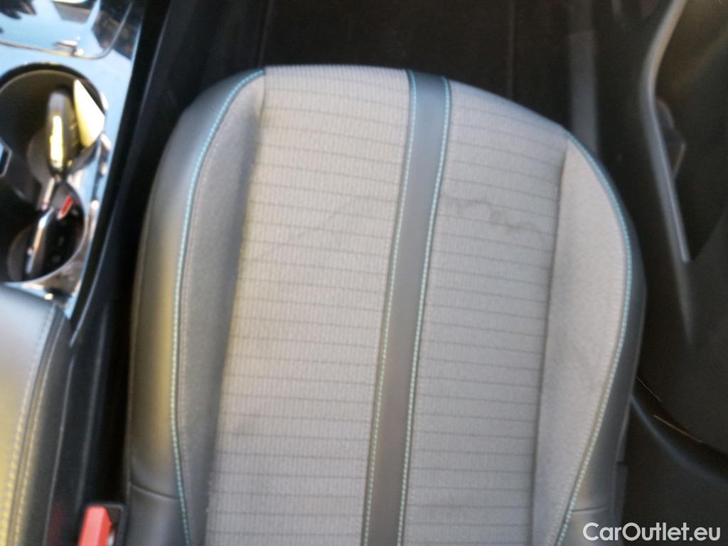  Peugeot  2008 PEUGEOT  / 2019 / 5P / todoterreno Allure Pack Puretech 130 S&S EAT8 (AC2) #49