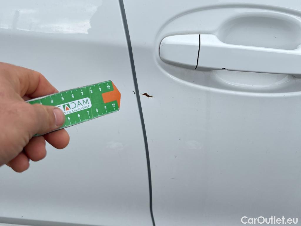  Toyota  Yaris TOYOTA  / 2017 / 5P / berlina con portón 1.5 100H Active #17