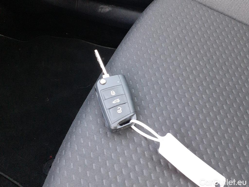  Volkswagen  Polo VOLKSWAGEN  / 2021 / 5P / berlina con portón Life 1.0 TSI 70kW (95CV) #2