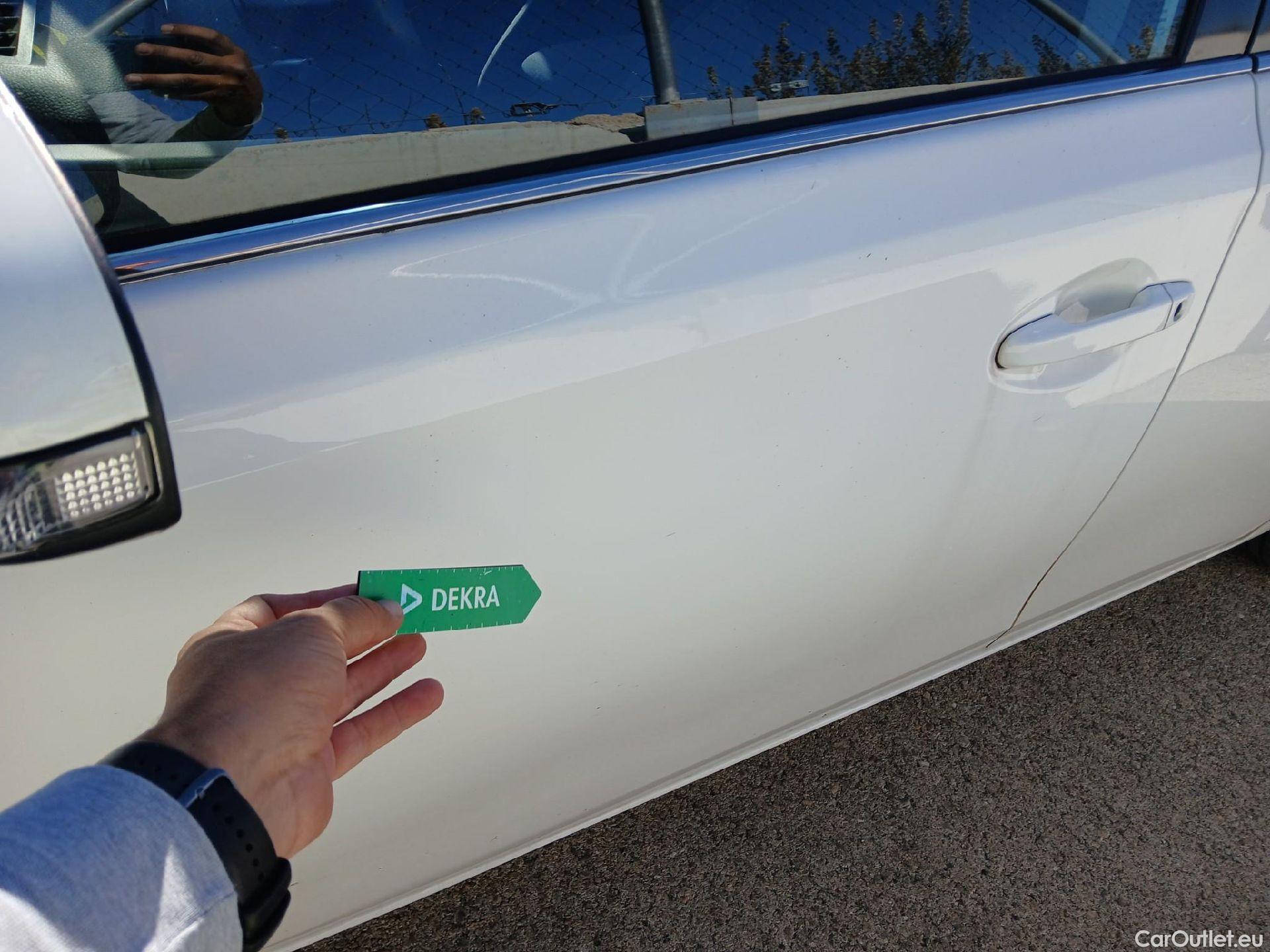  Toyota  Auris TOYOTA  5p 2G berlina con portón 1.8 140H Hybrid Active #18