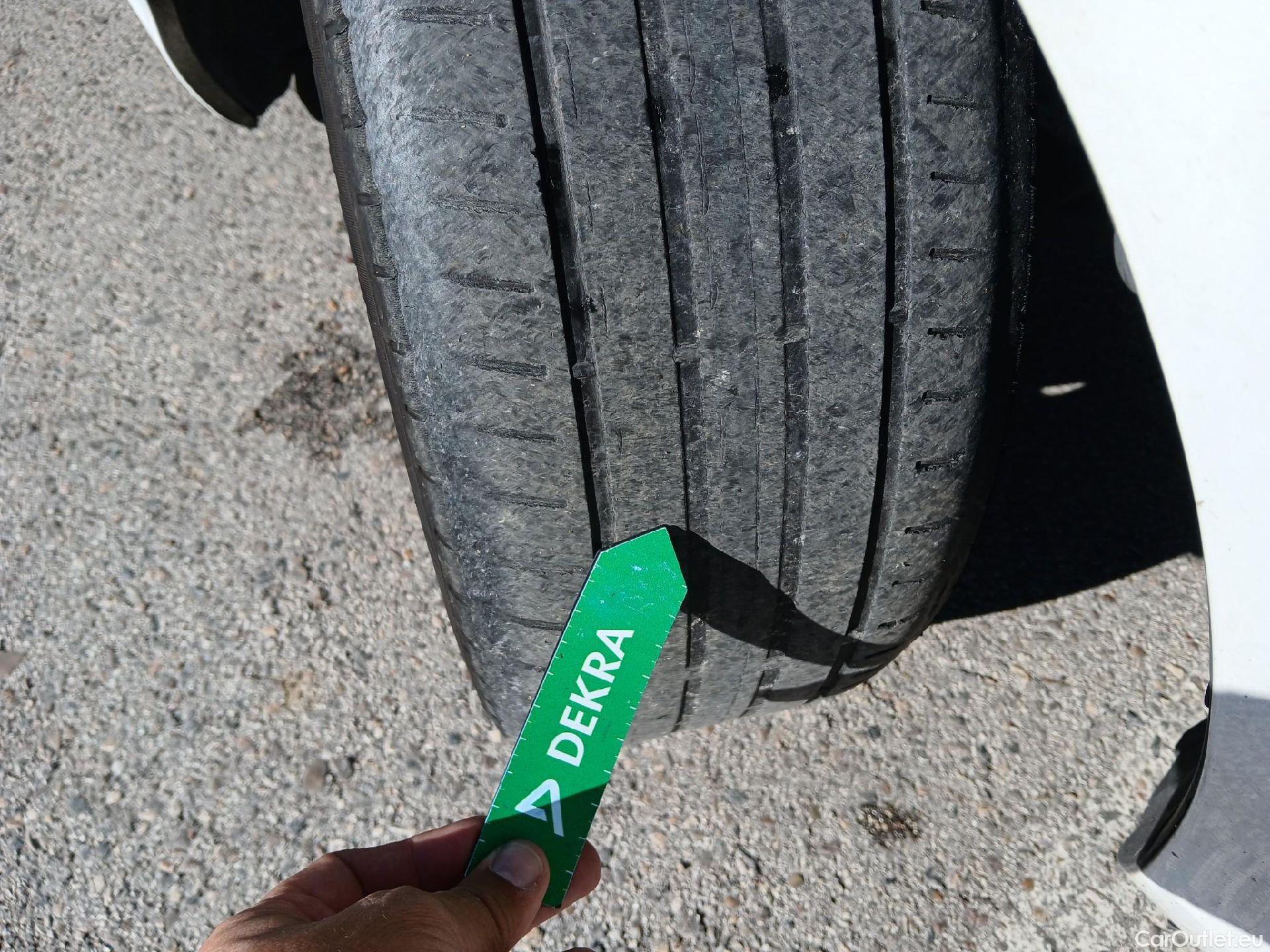  Toyota  Auris TOYOTA  5p 2G berlina con portón 1.8 140H Hybrid Active #6