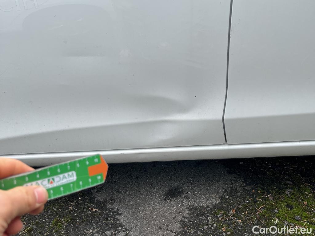  Toyota  Yaris TOYOTA  / 2017 / 5P / berlina con portón 1.5 100H Active #1