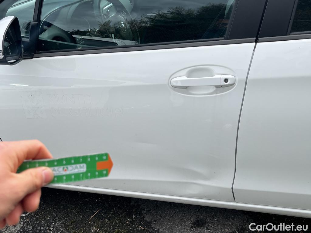  Toyota  Yaris TOYOTA  / 2017 / 5P / berlina con portón 1.5 100H Active #4