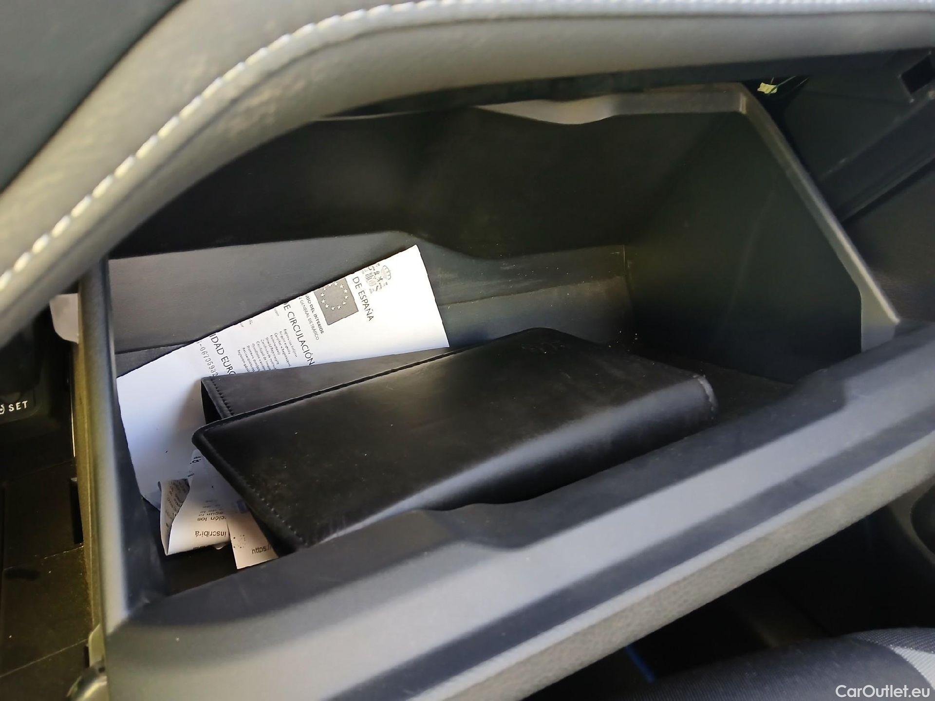  Toyota  Auris TOYOTA  5p 2G berlina con portón 1.8 140H Hybrid Active #2