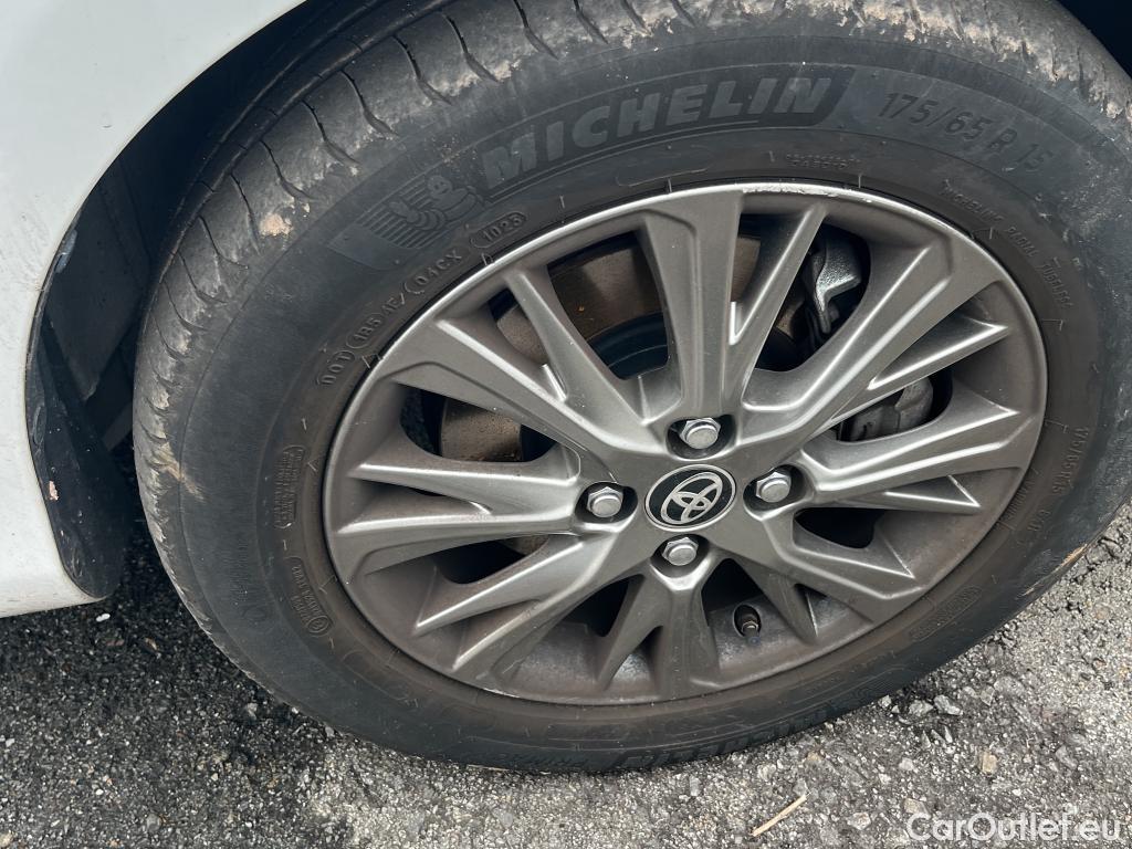  Toyota  Yaris TOYOTA  / 2017 / 5P / berlina con portón 1.5 100H Active #19