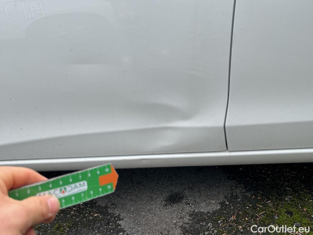  Toyota  Yaris TOYOTA  / 2017 / 5P / berlina con portón 1.5 100H Active #2