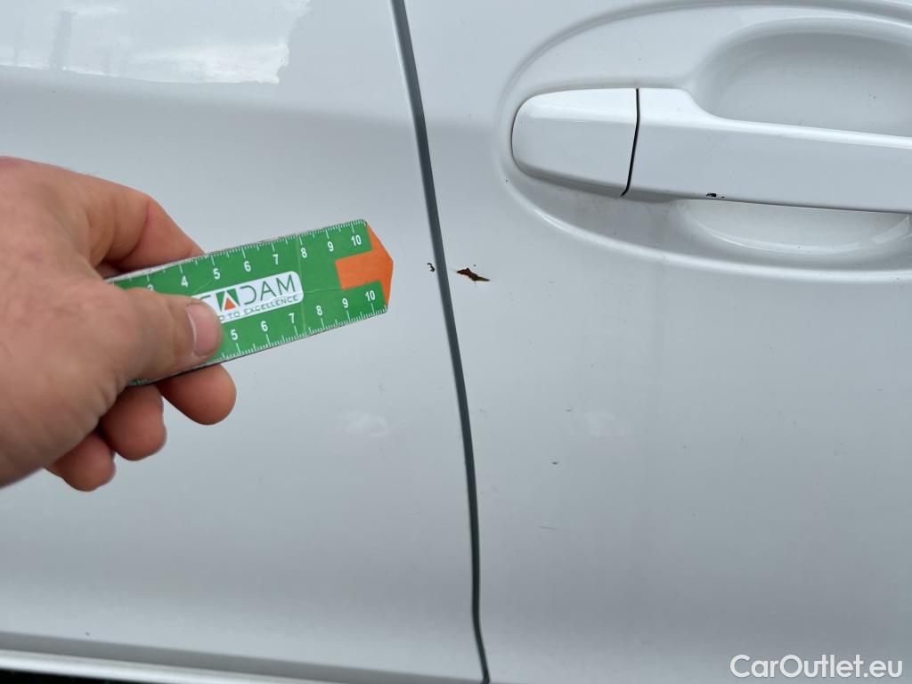  Toyota  Yaris TOYOTA  / 2017 / 5P / berlina con portón 1.5 100H Active #18