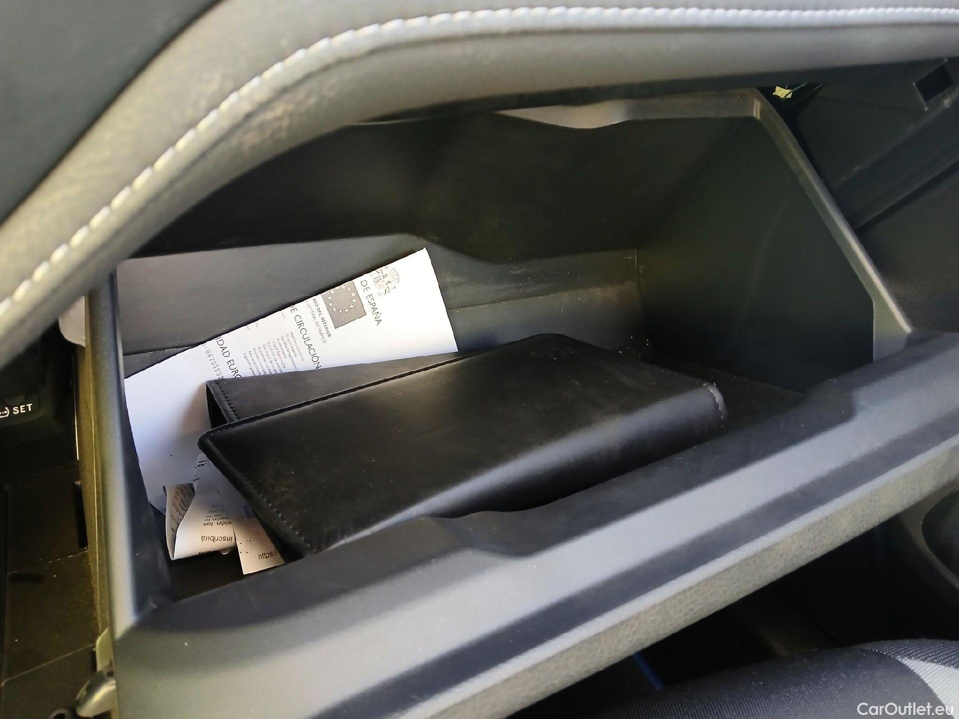  Toyota  Auris TOYOTA  5p 2G berlina con portón 1.8 140H Hybrid Active #3