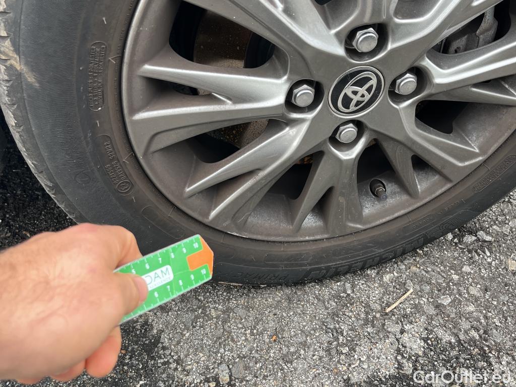  Toyota  Yaris TOYOTA  / 2017 / 5P / berlina con portón 1.5 100H Active #20