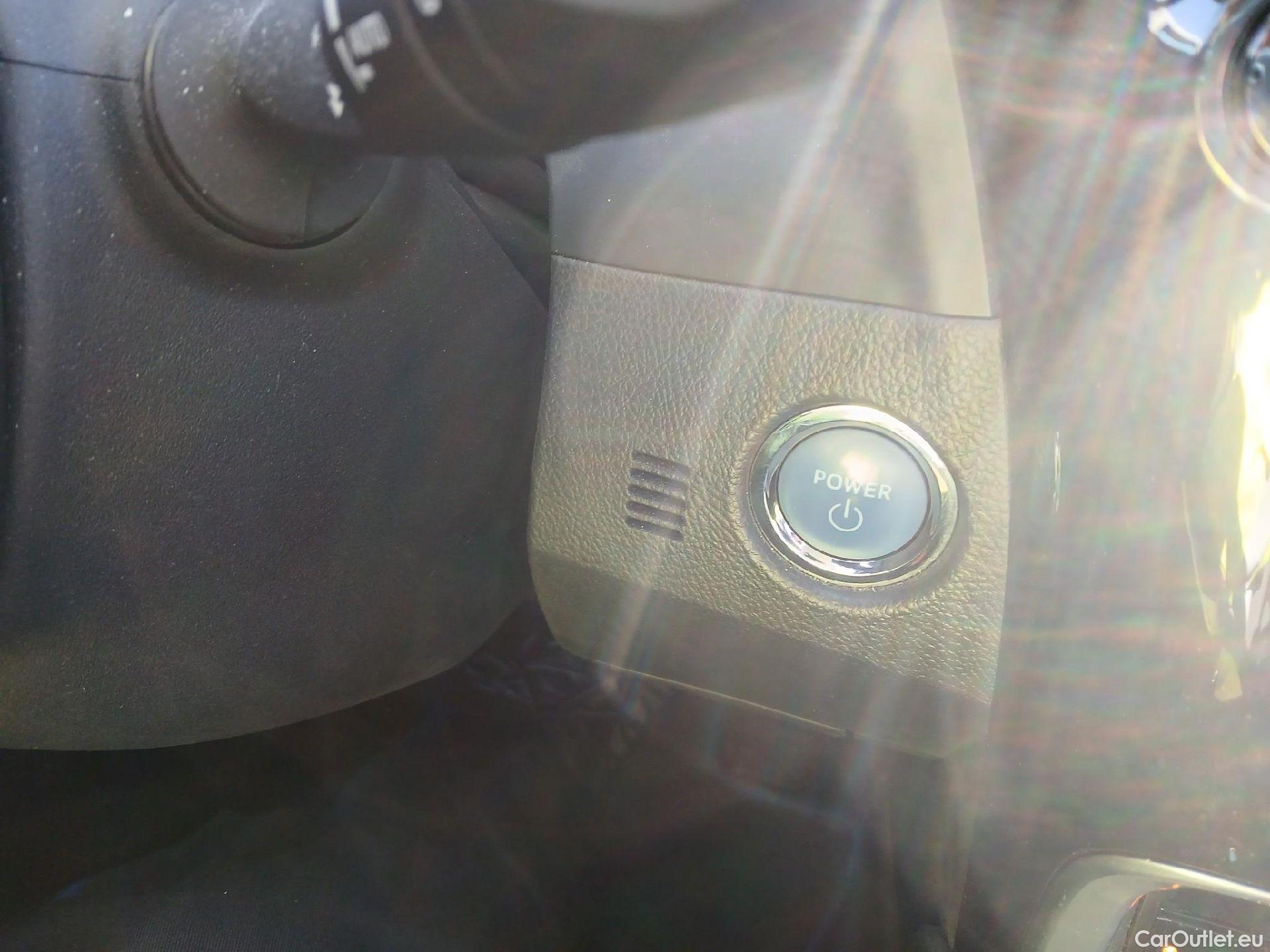  Toyota  Auris TOYOTA  5p 2G berlina con portón 1.8 140H Hybrid Active #1