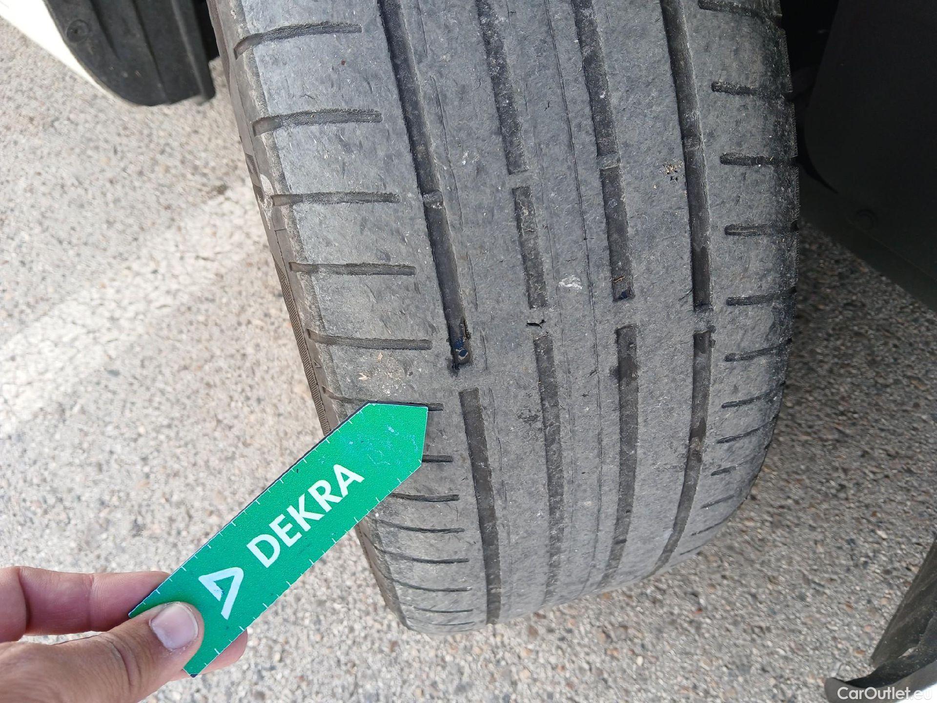  Toyota  Auris TOYOTA  5p 2G berlina con portón 1.8 140H Hybrid Active #9