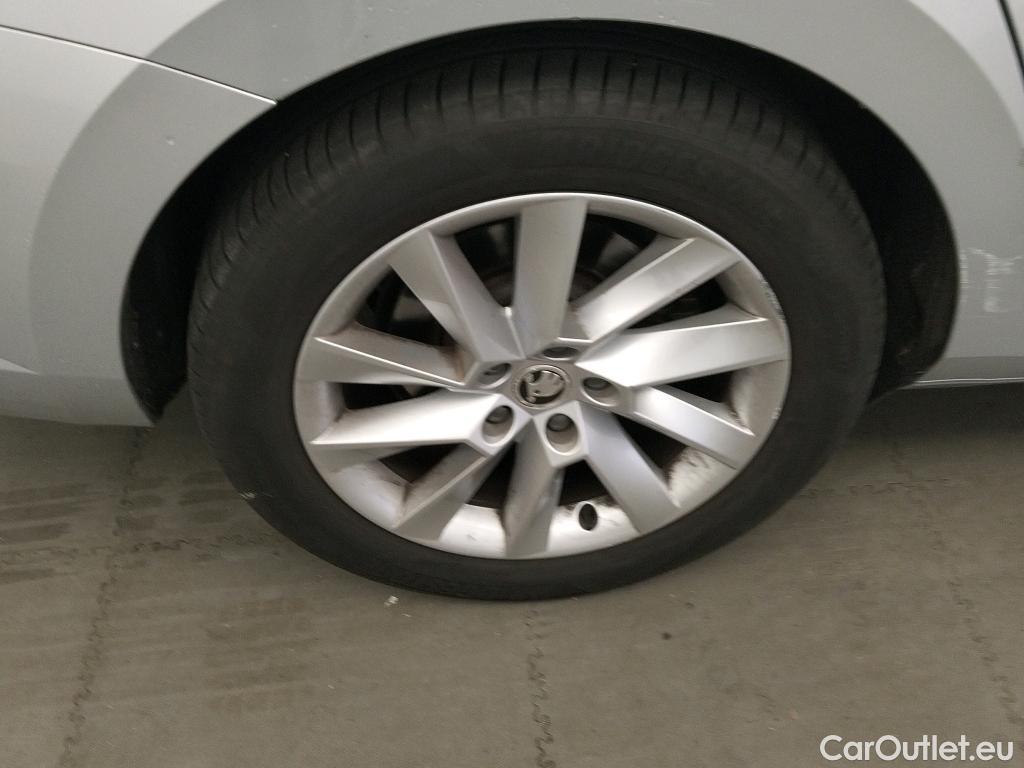  Skoda  Superb SKODA  / 2019 / 5P / berlina con portón 2.0 TDI 110kW (150CV) DSG Ambition #23