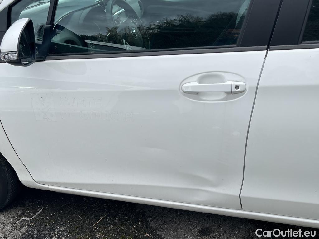  Toyota  Yaris TOYOTA  / 2017 / 5P / berlina con portón 1.5 100H Active #3